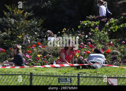 210401 -- PARIS, 1. April 2021 -- Leute picknicken und genießen die Sonne im Monceau Park in Paris, Frankreich, 31. März 2021. Um die Ausbreitung des Coronavirus zu verlangsamen und den Weg für eine schrittweise Rückkehr zur Normalität bis Mitte Mai zu ebnen, werden die Schulen in Frankreich für drei Wochen geschlossen und die in vielen Regionen bereits geltende Beschränkung der Personenbewegungen auf das gesamte Hoheitsgebiet ausgedehnt. Präsident Emmanuel Macron gab am Mittwochabend bekannt. FRANCE-PARIS-COVID-19-NATIONWIDE PARTIAL LOCKDOWN-PICNIC GAOXJING PUBLICATIONXNOTXINXCHN Stockfoto