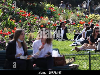 210401 -- PARIS, 1. April 2021 -- Leute picknicken und genießen die Sonne im Monceau Park in Paris, Frankreich, 31. März 2021. Um die Ausbreitung des Coronavirus zu verlangsamen und den Weg für eine schrittweise Rückkehr zur Normalität bis Mitte Mai zu ebnen, werden die Schulen in Frankreich für drei Wochen geschlossen und die in vielen Regionen bereits geltende Beschränkung der Personenbewegungen auf das gesamte Hoheitsgebiet ausgedehnt. Präsident Emmanuel Macron gab am Mittwochabend bekannt. FRANCE-PARIS-COVID-19-NATIONWIDE PARTIAL LOCKDOWN-PICNIC GAOXJING PUBLICATIONXNOTXINXCHN Stockfoto