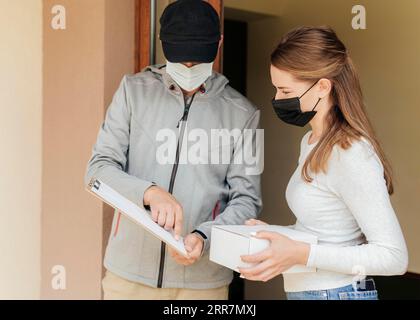 Mittelgroßer Schuss, Mann, der Auftrag liefert Stockfoto