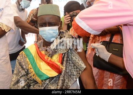 210331 -- BAMAKO, 31. März 2021 -- Ein Mann erhält am 31. März 2021 in Bamako, Mali, den COVID-19-Impfstoff. Die malische Ministerin für Gesundheit und soziale Entwicklung Fanta Siby erhielt am Mittwoch ihre erste Dosis COVID-19-Impfstoff, der den offiziellen Start der COVID-19-Impfkampagne in Mali symbolisierte. Während dieser ersten Phase der Impfkampagne werden nach Angaben des Ministers in Bamako, dem Epizentrum der Pandemie in diesem westafrikanischen Land, insgesamt 21.406 Gesundheitspersonal geimpft. Foto von /Xinhua MALI-BAMAKO-COVID-19-VACCINATION HabibxKouyate PUBLICATIONxNOTxINxCHN Stockfoto