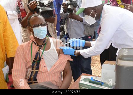 210331 -- BAMAKO, 31. März 2021 -- Ein Mann erhält am 31. März 2021 in Bamako, Mali, den COVID-19-Impfstoff. Die malische Ministerin für Gesundheit und soziale Entwicklung Fanta Siby erhielt am Mittwoch ihre erste Dosis COVID-19-Impfstoff, der den offiziellen Start der COVID-19-Impfkampagne in Mali symbolisierte. Während dieser ersten Phase der Impfkampagne werden nach Angaben des Ministers in Bamako, dem Epizentrum der Pandemie in diesem westafrikanischen Land, insgesamt 21.406 Gesundheitspersonal geimpft. Foto von /Xinhua MALI-BAMAKO-COVID-19-VACCINATION HabibxKouyate PUBLICATIONxNOTxINxCHN Stockfoto