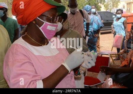 210331 -- BAMAKO, 31. März 2021 -- Eine Krankenschwester bereitet am 31. März 2021 Eine Dosis des COVID-19-Impfstoffs in Bamako, Mali, vor. Die malische Ministerin für Gesundheit und soziale Entwicklung Fanta Siby erhielt am Mittwoch ihre erste Dosis COVID-19-Impfstoff, der den offiziellen Start der COVID-19-Impfkampagne in Mali symbolisierte. Während dieser ersten Phase der Impfkampagne werden nach Angaben des Ministers in Bamako, dem Epizentrum der Pandemie in diesem westafrikanischen Land, insgesamt 21.406 Gesundheitspersonal geimpft. Foto von /Xinhua MALI-BAMAKO-COVID-19-VACCINATION HabibxKouyate PUBLICATIONxNOTxINxCHN Stockfoto