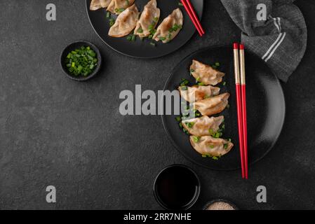 Von oben gesehen asiatische Knödelschale mit Kräutern Stockfoto