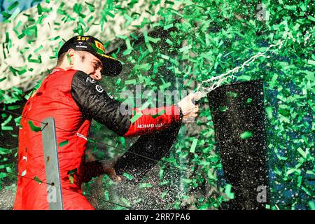 MELBOURNE, AUSTRALIEN, 10. APRIL: Charles Leclerc von Scuderia Ferrari feiert am 10. April 2022 den Gewinn des australischen Formel-1-Grand Prix 2022 Stockfoto