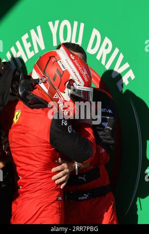 MELBOURNE, AUSTRALIEN, 10. APRIL: Charles Leclerc von Scuderia Ferrari feiert am 10. April 2022 den Gewinn des australischen Formel-1-Grand Prix 2022 Stockfoto