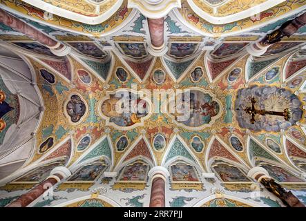 Kirchengewölbe mit prächtigen Deckenfresken, Fresko, in der Pseudo-Basilika Unser Lieben Frau auch Kirche unserer Lieben Frau, gotisch, erstmals erwähnt in Stockfoto