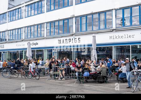 Kopenhagen, Dänemark, 07. Mai 2022: Leute in einer Bar im Fleischpackungsviertel im Vesterbro-Viertel Stockfoto