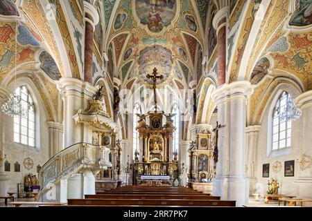 Kirchenschiff mit Kanzel, Deckenfresken und Hochaltar mit Gnadenbild der thronenden Gottesmutter um 1430, Pseudo-Basilika der Muttergottes ebenfalls Stockfoto