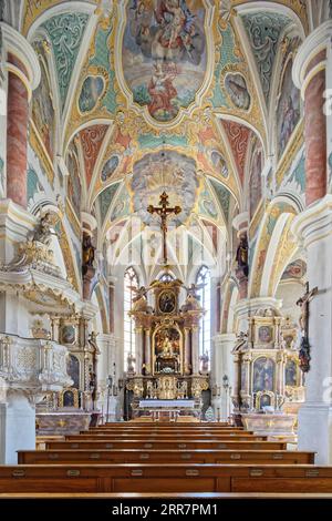 Kirchenschiff mit Kanzel, Deckenfresken und Hochaltar mit Gnadenbild der thronenden Gottesmutter um 1430, Pseudo-Basilika der Muttergottes ebenfalls Stockfoto