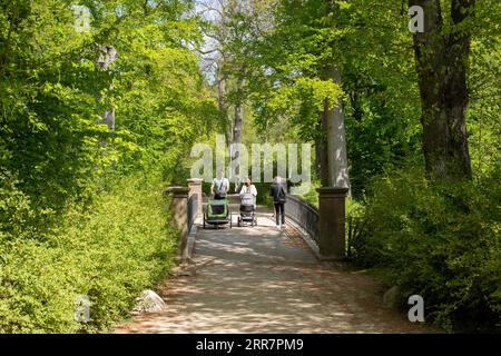 Kopenhagen, Dänemark, 07. Mai 2022: Menschen genießen einen sonnigen Tag in Frederiksberg Gardens im Frühjahr Stockfoto