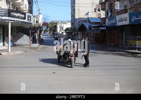 210402 -- GAZA, 2. April 2021 -- palästinensische Polizisten arbeiten auf einer Straße im südlichen Gazastreifen Rafah inmitten eines Lockdowns, 2. April 2021. Foto von /Xinhua MIDEAST-GAZA-RAFAH-COVID-19-LOCKDOWN KhaledxOmar PUBLICATIONxNOTxINxCHN Stockfoto