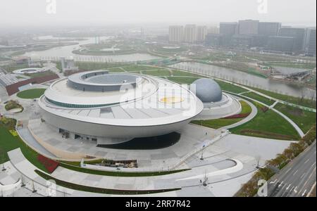 210402 -- SHANGHAI, 2. April 2021 -- Luftaufnahme am 2. April 2021 zeigt das Hauptgebäude des Shanghai Planetariums in Pudong New Area, im ostchinesischen Shanghai. CHINA-SHANGHAI-PLANETARIUM-LUFTAUFNAHMEN CN FANGXZHE PUBLICATIONXNOTXINXCHN Stockfoto
