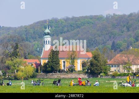 Picknick am Elbufer gegenüber der Schifferkirche Maria am Wasser Stockfoto