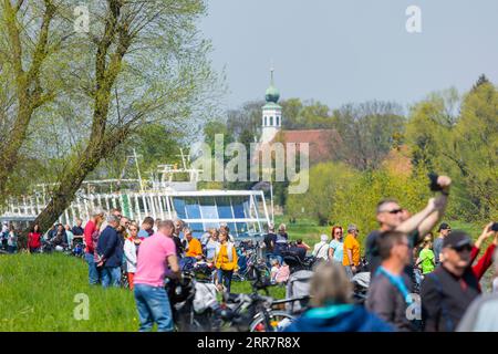 Dampfschiffparade der historischen Raddampfer. Im Hintergrund die Schifferkirche Maria am Wasser Stockfoto