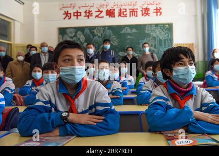 210403 -- ÜRÜMQI, 3. April 2021 -- ausländische Diplomaten besuchen eine Grundschule in der Gemeinde Awat in Kashgar, Nordwestchina, Autonome Region Xinjiang Uygur, 31. März 2021. Vom 30. März bis zum 2. April besuchte eine Delegation aus Vladimir Norov, Generalsekretär der SCO der Shanghai Cooperation Organization, und mehr als 30 Diplomaten aus rund 21 Ländern Xinjiang. Sie sprachen mit Einheimischen aus verschiedenen Bereichen der Gesellschaft, besuchten lokale Schulen und Unternehmen und entlarvten Gerüchte über Xinjiang, eine Region, deren Image häufig von einigen westlichen Politikern, Organisationen und Medien verzerrt wird Stockfoto