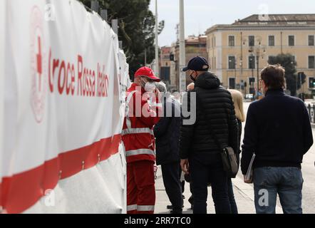 210404 -- ROM, 4. April 2021 -- Menschen warten auf den Besuch eines Impfzentrums in Rom, Italien, 3. April 2021. Italien verbringt Ostern in Lockdown, nachdem die Regierung die gesamte Nation von Samstag bis Ostermontag zu einer COVID-19-roten Zone gemacht hat. ITALIEN-ROM-OSTERN-LOCKDOWN ChengxTingting PUBLICATIONxNOTxINxCHN Stockfoto