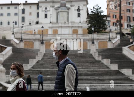 210404 -- ROM, 4. April 2021 -- die Leute gehen an der Spanischen Treppe in Rom, Italien, 3. April 2021 vorbei. Italien verbringt Ostern in Lockdown, nachdem die Regierung die gesamte Nation von Samstag bis Ostermontag zu einer COVID-19-roten Zone gemacht hat. ITALIEN-ROM-OSTERN-LOCKDOWN ChengxTingting PUBLICATIONxNOTxINxCHN Stockfoto