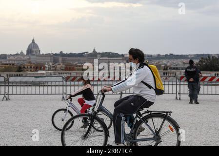 210404 -- ROM, 4. April 2021 -- Menschen fahren Fahrräder in der geschlossenen Terrazza del Pincio in Rom, Italien, 3. April 2021. Italien verbringt Ostern in Lockdown, nachdem die Regierung die gesamte Nation von Samstag bis Ostermontag zu einer COVID-19-roten Zone gemacht hat. ITALIEN-ROM-OSTERN-LOCKDOWN ChengxTingting PUBLICATIONxNOTxINxCHN Stockfoto