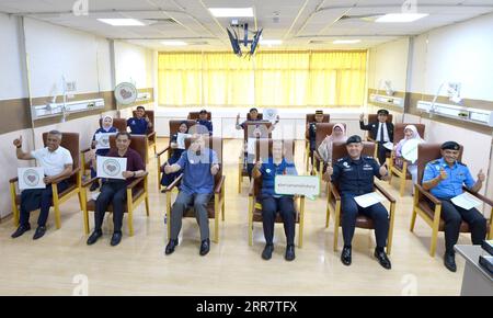 210404 -- BANDAR SERI BEGAWAN, 4. April 2021 -- Bruneis Gesundheitsminister Haji Awang Mohammad Isham 3. L posiert für ein Foto mit anderen Frontlinern, nachdem er seinen ersten Sinopharm-Impfstoff in Bandar Seri Begawan, Hauptstadt von Brunei, am 3. April 2021 erhalten hat. Brunei begann am Samstag offiziell sein nationales Impfprogramm für COVID-19 in Impfzentren im ganzen Land. Nach Angaben des Gesundheitsministeriums von Brunei erhielten am Samstag insgesamt 754 Menschen ihre erste Dosis der COVID-19-Impfstoffinjektion, darunter Haji Awang Mohammad Isham, Gesundheitsminister, der seinen Jab erhielt Stockfoto