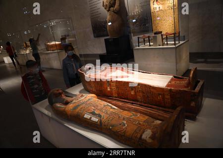 210404 -- KAIRO, 4. April 2021 -- Menschen besuchen das Nationalmuseum für Ägyptische Zivilisation in Kairo, Ägypten, 4. April 2021. Die Haupthalle des National Museum of Egyptian Civilization NMEC enthält 1.500 Artefakte und war für Besucher am Sonntag geöffnet, während die Mumienhalle am 18. April anlässlich des Internationalen Tages für Denkmäler und Stätten, auch bekannt als Welterbetag, eröffnet wird. ÄGYPTEN-KAIRO-MUSEUM-NMEC-ERÖFFNUNG AhmedxGomaa PUBLICATIONxNOTxINxCHN Stockfoto
