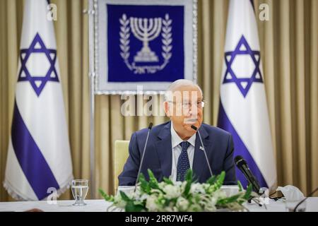 210405 -- JERUSALEM, 5. April 2021 -- der israelische Präsident Reuven Rivlin nimmt am 5. April 2021 an einem Treffen zur Bildung einer neuen Regierung in Jerusalem Teil. Rivlin führte am Montag Gespräche mit allen gewählten Parteien, um bei der Bildung einer neuen Regierung zu helfen, und zwar in einer weiteren Runde ergebnisloser Wahlen im Land. / JINI über Xinhua MIDEAST-JERUSALEM-RIVLIN-BILDENDE REGIERUNG SPRICHT YonatanxSindel PUBLICATIONxNOTxINxCHN Stockfoto