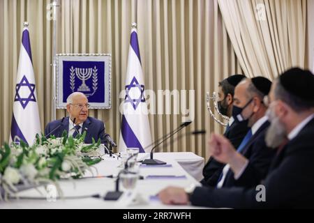 210405 -- JERUSALEM, 5. April 2021 -- der israelische Präsident Reuven Rivlin L nimmt am 5. April 2021 an einem Treffen zur Bildung einer neuen Regierung in Jerusalem Teil. Rivlin führte am Montag Gespräche mit allen gewählten Parteien, um bei der Bildung einer neuen Regierung zu helfen, und zwar in einer weiteren Runde ergebnisloser Wahlen im Land. / JINI über Xinhua MIDEAST-JERUSALEM-RIVLIN-BILDENDE REGIERUNG SPRICHT YonatanxSindel PUBLICATIONxNOTxINxCHN Stockfoto