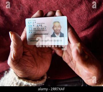 210407 -- LHASA, 7. April 2021 -- Foto vom 22. März 2021 zeigt den Personalausweis von Tsephel. Tsephel, 92 Jahre alt, lebt in Qangka Township im Lhunzhub County von Lhasa. Geboren im Gyaca County von Shannan, wurden er und seine Eltern Sklaven, mit kaum genug Essen und Kleidung. Nach dem Tod seiner Eltern begann er ein Leben in Rove. Sobald er vom Sklavenhalter gefangen wurde, kann man seiner Augen, Ohren, Hände oder Füße beraubt werden, sagte Tsephel. Nach der demokratischen Revolution wurde Tsephel Landarbeiter und widmete sich der Produktion und der Arbeit. Nach seiner Pensionierung hat er Zeit mit seinen grands genossen Stockfoto