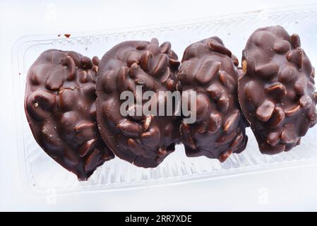 Schokoladenkekse mit Nüssen im Paket. Stockfoto