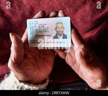 210407 -- LHASA, 7. April 2021 -- Foto vom 22. März 2021 zeigt den Personalausweis von Tsephel. Tsephel, 92 Jahre alt, lebt in Qangka Township im Lhunzhub County von Lhasa. Geboren im Gyaca County von Shannan, wurde er bei der Geburt in die Leibeigenschaft geboren. Er und seine Eltern hatten ein Leben oft ohne Nahrung und in zerlumpten Kleidern geführt. Nachdem seine Eltern gestorben waren, musste Tsephel ein umherstreifendes Leben beginnen, um nicht von Sklavenbesitzern gefangen zu werden. Sobald wir von Leichenbesitzern erwischt worden waren, würden sie uns wahrscheinlich die Augen ausstechen, uns die Ohren abschneiden und uns Hände und Füße wegschneiden. Selbst wenn ich daran denke, erschrecke ich Stockfoto