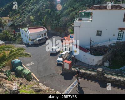 Imada, La Gomera, Kanarische Inseln, Spanien. 1. Januar 2022: Kleines Dorf Imada an steilen Wänden der Barranco de Guarimiar Schlucht. Endpunkt des Wanderweges Stockfoto