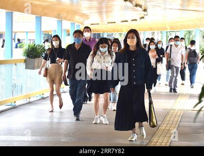 210408 -- HONGKONG, 8. April 2021 -- Menschen mit Masken gehen auf einer Straße in Hongkong, Südchina, 8. April 2021. Das Zentrum für Gesundheitsschutz in Hongkong (CHP) meldete am Donnerstag 10 weitere bestätigte COVID-19-Fälle und erreichte damit insgesamt 549 Fälle. CHINA-HONGKONG-COVID-19-FÄLLE CN LOXPINGXFAI PUBLICATIONXNOTXINXCHN Stockfoto