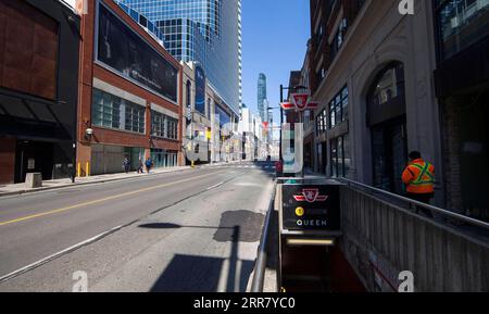 210408 -- TORONTO, 8. April 2021 -- Foto aufgenommen am 8. April 2021 zeigt eine Straße in der Innenstadt von Toronto, Ontario, Kanada. Da COVID-19-Fälle aufgrund der Verbreitung von mehr übertragbaren Varianten in Kanada zunehmen, setzen bevölkerungsreiche Provinzen des Landes wieder Einschränkungen der öffentlichen Gesundheit ein, um die Pandemie einzudämmen. Die Provinz Ontario erließ eine provincewide Stay-at-Home-Verordnung, die am Donnerstag um 12:01 Uhr in Kraft trat und 28 Tage dauerte. Foto von /Xinhua CANADA-ONTARIO-COVID-19-STAY-AT-HOME BESTELLEN ZouxZheng PUBLICATIONxNOTxINxCHN Stockfoto