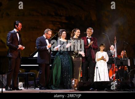 210409 -- AL ULA, 9. April 2021 -- der italienische Tenor Andrea Bocelli, begleitet von vielen Musikern, tritt bei einem Konzert in Al-Ula, Nordwest-Saudi-Arabien, am 8. April 2021 auf. Der legendäre italienische Tenor Andrea Bocelli trat am Donnerstagabend innerhalb der Mauern von Hegra auf, Saudi-Arabiens erstem UNESCO-Weltkulturerbe. MIT italienischem Tenor ZU GEHEN Bocelli tritt in Saudi-ARABIEN Weltkulturerbe / Handout über Xinhua SAUDI ARABIA-AL ULA-ANDREA BOCELLI-KONZERT ThexRoyalxCommissionxforxAlUla PUBLICATIONxNOTxINxCHN auf Stockfoto