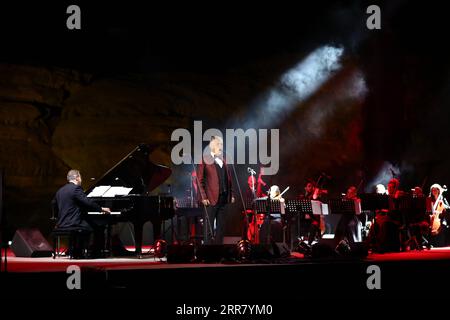 Entertainment Bilder des Tages 210409 -- AL ULA, 9. April 2021 -- der italienische Tenor Andrea Bocelli tritt am 8. April 2021 bei einem Konzert in Al-Ula im Nordwesten Saudi-Arabiens auf. Der legendäre italienische Tenor Andrea Bocelli trat am Donnerstagabend innerhalb der Mauern von Hegra auf, Saudi-Arabiens erstem UNESCO-Weltkulturerbe. MIT italienischem Tenor ZU GEHEN Bocelli tritt in Saudi-ARABIEN Weltkulturerbe / Handout über Xinhua SAUDI ARABIA-AL ULA-ANDREA BOCELLI-KONZERT ThexRoyalxCommissionxforxAlUla PUBLICATIONxNOTxINxCHN auf Stockfoto