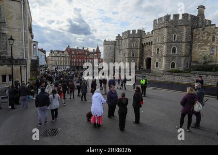 210410 -- WINDSOR, 10. April 2021 -- Mitglieder der Öffentlichkeit versammeln sich am 9. April 2021 auf Windsor Castle in Windsor, Großbritannien. Der britische Prinz Philip, der Ehemann von Königin Elisabeth II., ist im Alter von 99 Jahren gestorben, teilte der Buckingham Palace am Freitag mit. Foto von /Xinhua BRITAIN-WINDSOR-PRINCE PHILIP-DEATH TimxIreland PUBLICATIONxNOTxINxCHN Stockfoto