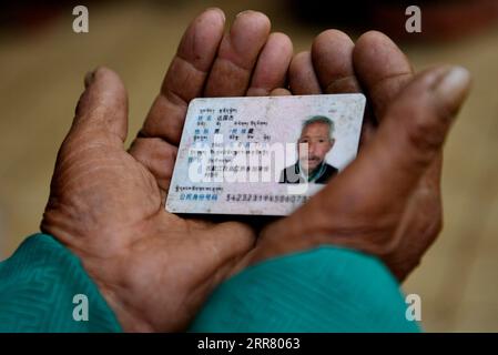 210410 -- LHASA, 10. April 2021 -- Foto vom 22. März 2021 zeigt den Personalausweis von Dawa Gokye. Dawa Gokye, 76, einst Leibeigene in einem lokalen Herrenhaus Tibets, hatte bis zur demokratischen Reform 1959 in Hoffnungslosigkeit und Verzweiflung gelebt. In den Augen der Sklavenhalter sind Sklaven nichts anderes als sprechende Werkzeuge, die ihnen ausgeliefert sind. Dawa erinnerte sich, dass sein Kopf vom Verwalter des Herrenhauses schwer verletzt wurde, da der damals 8-Jährige das Wasser nicht heiß kochte, während er den Tee braute. Zusammen mit Zehntausenden anderer Sklaven nahm Dawa 1959 ein ganz neues Leben auf, als seine Familie etwa drei Hektar Land und einige davon sicherte Stockfoto