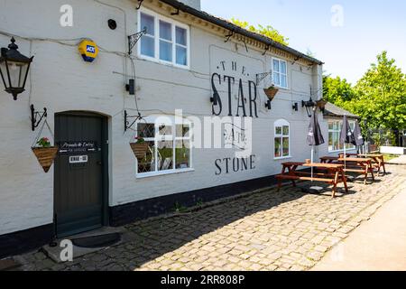 Stone Staffordshire, großbritannien, 20. Mai 2023 Trent and Mersey Canal, neben dem Star Public House, in Stone in Staffordshire. Stockfoto