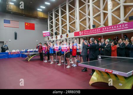 210410 -- SHANGHAI, 10. April 2021 -- Spieler beider Seiten bereiten sich auf ein China-USA vor Ping-Pong-Freundschaftsspiel während einer besonderen Veranstaltung in Shanghai, Ostchina, 10. April 2021. Am Samstag fand hier eine Sonderveranstaltung zum 50. Jahrestag der Ping-Pong-Diplomatie zwischen China und den Vereinigten Staaten statt. SPCHINA-SHANGHAI-PING-PONG-DIPLOMATIE-50. JAHRESTAG-GEDENKFEIER CN WANGXXIANG PUBLICATIONXNOTXINXCHN Stockfoto