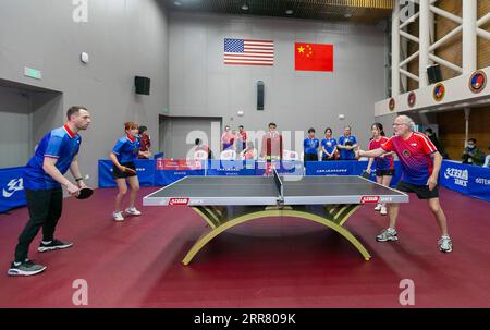 210410 -- SHANGHAI, 10. April 2021 -- Spieler beider Seiten nehmen an einem China-USA Teil Ping-Pong-Freundschaftsspiel während einer besonderen Veranstaltung in Shanghai, Ostchina, 10. April 2021. Am Samstag fand hier eine Sonderveranstaltung zum 50. Jahrestag der Ping-Pong-Diplomatie zwischen China und den Vereinigten Staaten statt. SPCHINA-SHANGHAI-PING-PONG-DIPLOMATIE-50. JAHRESTAG-GEDENKFEIER CN WANGXXIANG PUBLICATIONXNOTXINXCHN Stockfoto