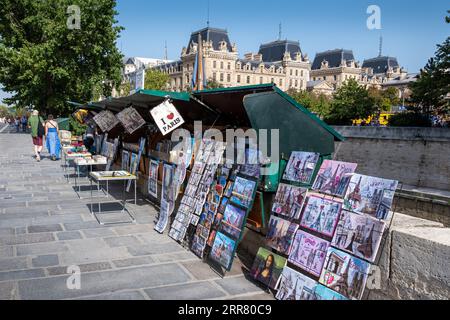 Pariser Bouquiniste-Display. Bouquinisten sind Buchhändler von gebrauchten Büchern, Plakaten und Souvenirs, die ihren Handel entlang der seine betreiben Stockfoto