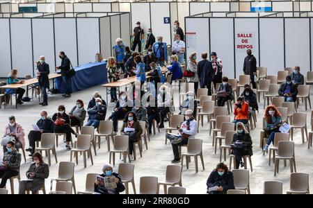 210410 -- NIZZA, 10. April 2021 -- Menschen warten auf den Erhalt des COVID-19-Impfstoffes in einem Impfzentrum in Nizza, Südfrankreich, am 10. April 2021. Frankreichs führender Gesundheitsregulator sagte am Freitag, dass Menschen unter 55 Jahren, die die erste Dosis des COVID-19-Impfstoffs von AstraZeneca erhalten hatten, ihre Impfung mit einem zweiten Jab eines Botenstoff-RNA-mRNA-Impfstoffes abschließen sollten - wie der von Pfizer-BioNTech oder Moderna entwickelte. Foto: /Xinhua FRANCE-NICE-COVID-19 VACCINE SergexHaouzi PUBLICATIONxNOTxINxCHN Stockfoto