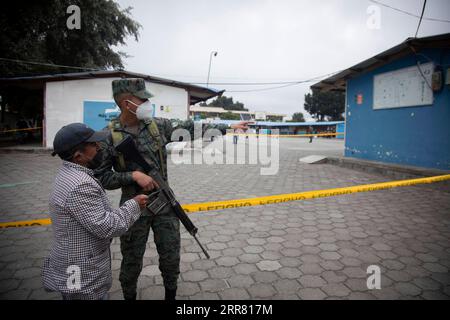210412 -- SAQUISILI, 12. April 2021 -- Ein Mann geht zu einer Wahlstation in Saquisili, Ecuador, 11. April 2021. Der nationale Wahlrat CNE von Ecuador berichtete am Sonntag, dass die zweite Runde der Präsidentschaftswahlen normal voranschreitet. Foto von /Xinhua ECUADOR-PRÄSIDENTSCHAFTSWAHL-ZWEITE RUNDE SantiagoxArmas PUBLICATIONxNOTxINxCHN Stockfoto