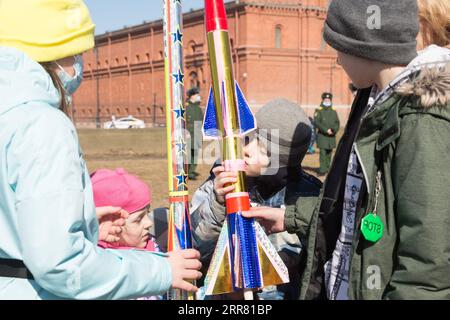 210412 -- ST. PETERSBURG, 12. April 2021 -- Ein Raketenenthusiast küsst ein Raketenmodell zum Gedenken an den 60. Jahrestag des ersten menschlichen Raumflugs in St. Petersburg Petersburg, Russland, 11. April 2021. Foto: /Xinhua RUSSIA-ST. PETERSBURG-ERSTER MENSCHLICHER RAUMFLUG-60. JAHRESTAG-GEDENKFEIER IRINAXMOTINA PUBLICATIONXNOTXINXCHN Stockfoto