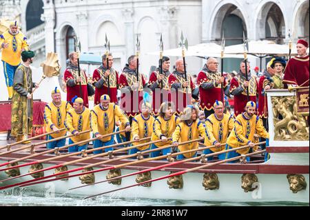 Ruderer an Bord der „Gondolini“-Reihe auf dem Canal Grande während der historischen Regatta am 3. September 2023 in Venedig. Anrede: Euan Cherry Stockfoto