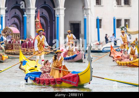 Ruderer an Bord der „Gondolini“-Reihe auf dem Canal Grande während der historischen Regatta am 3. September 2023 in Venedig. Anrede: Euan Cherry Stockfoto