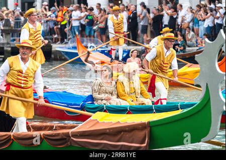 Ruderer an Bord der „Gondolini“-Reihe auf dem Canal Grande während der historischen Regatta am 3. September 2023 in Venedig. Anrede: Euan Cherry Stockfoto