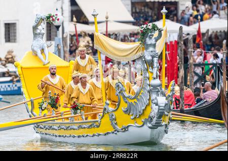 Ruderer an Bord der „Gondolini“-Reihe auf dem Canal Grande während der historischen Regatta am 3. September 2023 in Venedig. Anrede: Euan Cherry Stockfoto