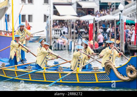 Ruderer an Bord der „Gondolini“-Reihe auf dem Canal Grande während der historischen Regatta am 3. September 2023 in Venedig. Anrede: Euan Cherry Stockfoto