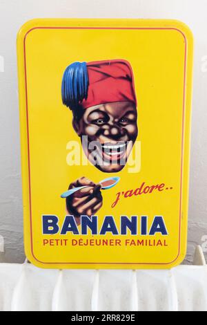 Bordeaux, Frankreich - 08 19 2023 : Banania Logo Marke und Textschild auf Zuckerbox Sammlerstück Altmetall Stockfoto