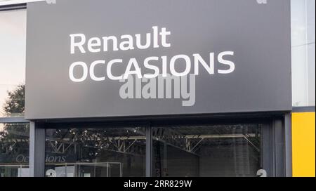 Bordeaux, Frankreich - 08 28 2023 : Renault Anlässe Auto Logo Text auf Händlershop Second Hand Shop Autos Zeichen Firma französische Marke Stockfoto